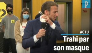 Quand Macron manque de s’étouffer devant des lycéens... à cause de son masque 