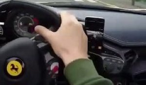 Sa Ferrari crache du feu au démarrage : moteur surpuissant