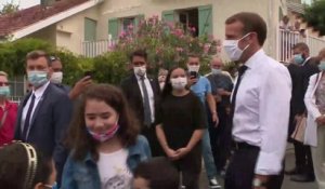 "Si moi je ne donne pas l'exemple, je vais me faire rouspéter": Emmanuel Macron refuse d'enlever son masque pour une photo