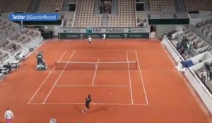 Nadal tape ses premières balles sous le toit du central - Tennis - Roland-Garros