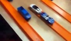 Il teste des voitures de sport miniatures sur un circuit