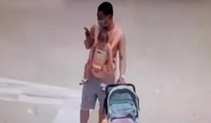 Un papa absorbé par son téléphone perd son bébé