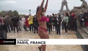 Défilé de mode "toutes tailles" au Trocadéro à Paris