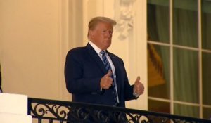 Donald Trump retire son masque et lève les pouces à son arrivée à la Maison Blanche