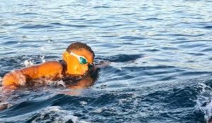 À 12 ans, il nage 40km pour soutenir sa mère atteinte d'un cancer du sein
