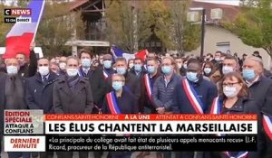 Professeur décapité - Vague d'émotion à Conflans cet après-midi quand les élus chantent la Marseillaise devant l'établissement où le professeur donnait ses cours