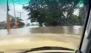Cette voiture prend de l’eau en traversant une ville inondée