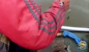 Ce pêcheur donne tout pour choper son poisson... Plouf