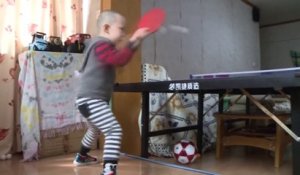 À trois ans, ce petit garçon est déjà un génie du ping-pong