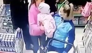 Une maman se trompe d'enfant dans un magasin