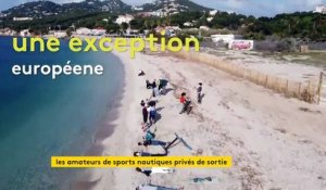 À Hyères, une chaîne humaine sur la plage pour demander l'autorisation des sports nautiques