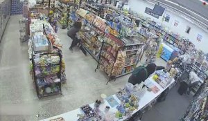 Des voleurs se transforment en sauveteurs dans un magasin