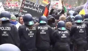 À Berlin, la police disperse au canon à eau une manifestation d'"anti-masques"