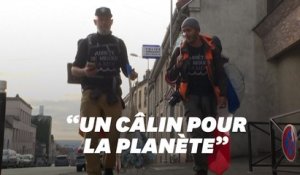 Ce duo franco-britannique marche de Marseille jusqu'à Paris pour ramasser les masques jetés dans la nature