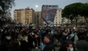 Maradona - Les fans de Naples réunis autour du stade San Paolo