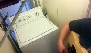 Il joue Thunderstruck d'AC/DC avec sa machine à laver en mauvais état