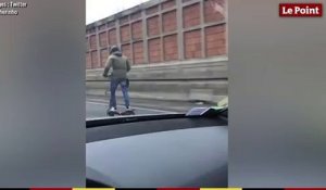 Un homme roule à 85 km/h sur l'autoroute avec une  trottinette électrique