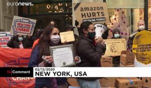 Les salariés d'Amazon manifestent devant l'appartement de leur patron Jeff Bezos