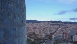 Un Britannique escalade la tour Agbar de Barcelone sans aucun système de sécurité