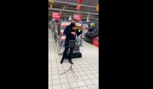 Pour "sauver la culture", Renaud Capuçon joue du violon dans un supermarché
