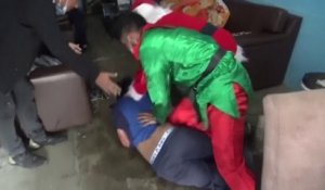 Au Pérou, deux policiers déguisés en père Noël et en elfe arrêtent un trafiquant de drogue présumé