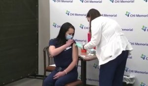 Une infirmière fait un malaise après avoir reçu le vaccin contre le Covid-19 de Pfizer