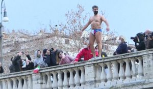 À Rome, certains habitants ont sauté dans le Tibre pour célébrer la nouvelle année
