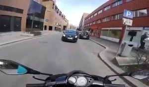 Ce biker se fait rouler sur le pied, regardez comment il se venge