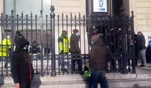 Des manifestants de la CGT pénètrent dans la Chambre de commerce de Marseille