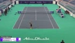 Abu Dhabi - Muguruza domine Mladenovic