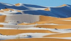 La neige est tombée sur les dunes du désert du Sahara, un phénomène rare et étonnant