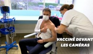 Olivier Véran, premier ministre à se faire vacciner contre le Covid-19