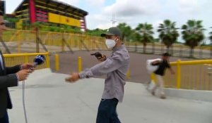 Un homme braque un journaliste en plein direct