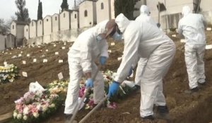 Le plus grand cimetière de Lisbonne débordé par les morts du Covid-19