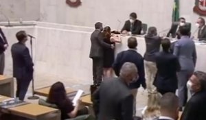 Un député agresse sexuellement une femme en plein Parlement
