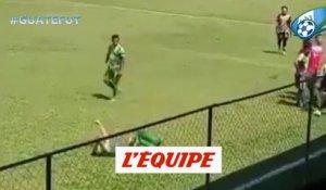 La simulation grotesque d'un joueur au Guatemala - Foot - WTF