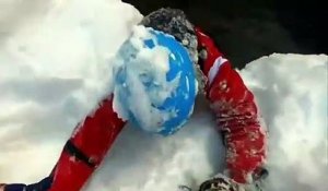 Un skieur hors-piste chute dans une crevasse qu'il n'a pas vu