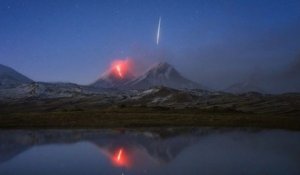 Par pur hasard, un photographe amateur a capturé le passage d'une météorite pendant une éruption volcanique