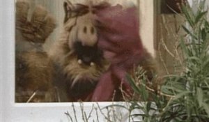 Alf l'extraterrestre - Alf danse pour La voisine