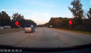 Ce conducteur se prend un pneu sur le capot en pleine autoroute... Grosse frayeur