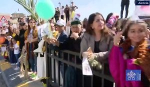 Le pape François arrive à Qaraqosh, la foule en liesse
