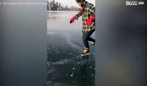 Un homme fait du patin à glacé sur un lac gelé