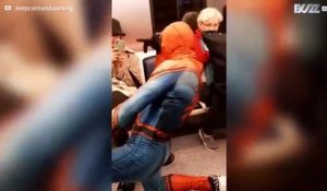 Spider-Man divertit les passagers du métro