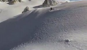 Ce skieur hors piste déclenche une énorme avalanche
