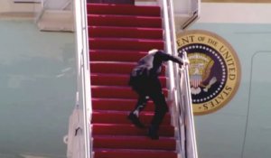 Joe Biden trébuche sur les marches d’Air Force One