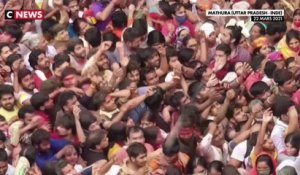 Inde : des milliers de pèlerins (sans masque) pour le festival des couleurs