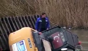 Ce chauffeur va faire une grosse bêtise avec une excavatrice amphibie