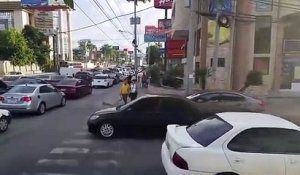 Des piétons se venge d'un automobiliste sur un passage clouté