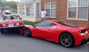 Une femme percute une Ferrari en reculant... Collision qui coute très cher