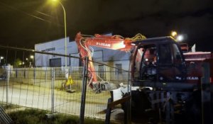 23h45 les travaux de préparation au levage se poursuivent